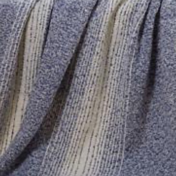 627. NWT CONCIERGE COLLECTION OMBRE THROW - Picture 3 of 3